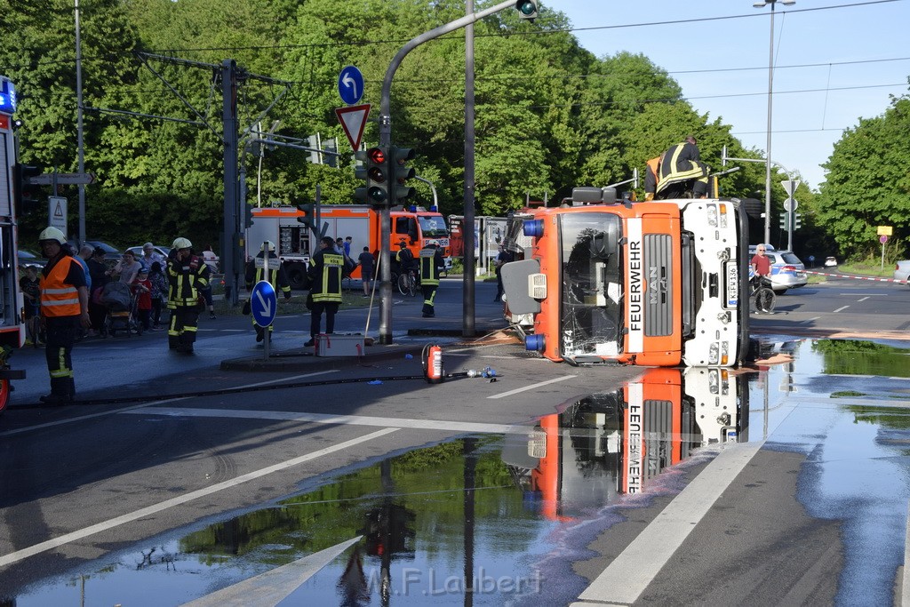 TLF 4 umgestuerzt Koeln Bocklemuend Ollenhauer Ring Militaerringstr P017.JPG - Miklos Laubert